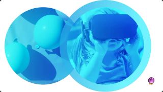 Palloncini e bambina con occhiali VR
